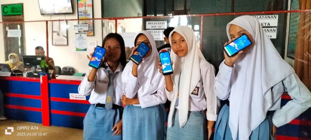 Antusias anak sekolah aktivasi IKD dikantor Disdukcapil Way Kanan 